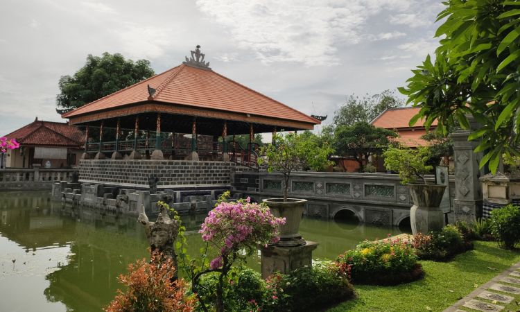 Puri Agung Karangasem Destinasi Wisata Sejarah Favorit Di Bali Mei