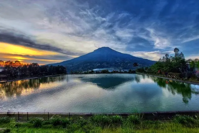 Embung Kledung Danau Buatan Eksotis Dengan Pemandangan Gunung Sindoro