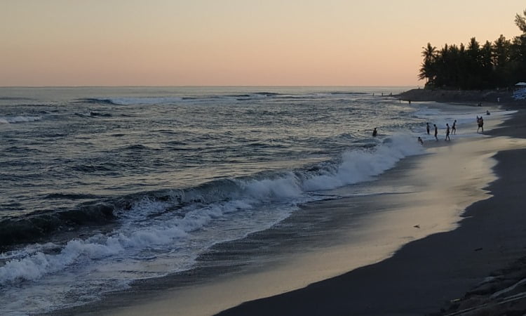 Asyiknya di Pantai Kukukan