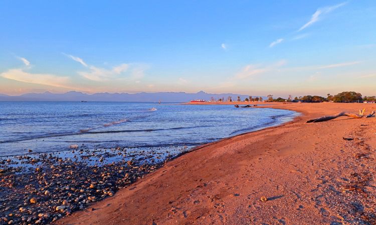 Atraksi Pantai Manekin