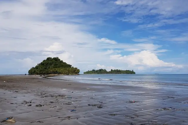 Pantai Air Manis: Menikmati Keindahan Pasir Yang Sarat Dengan Legenda